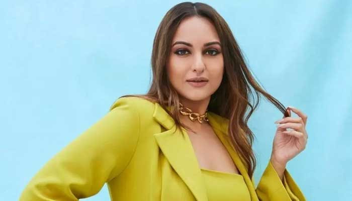 700px x 400px - Sonakshi Sinha opens up on playing 'subservient' roles in her career
