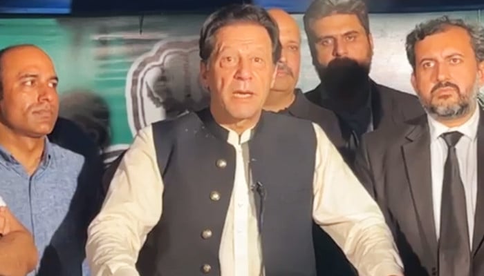 حکام زمان پارک میں ‘مطلوب’ لوگوں کو تلاش کر رہے ہیں، دہشت گردوں کو نہیں، عمران خان