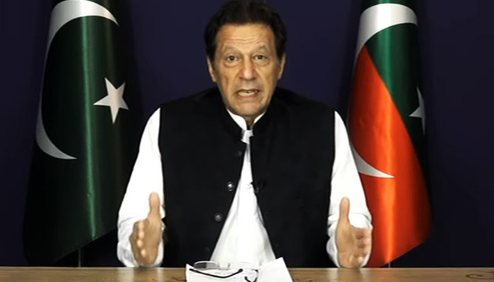 عمران خان پی ٹی آئی رہنماؤں کے انخلاء کے بعد اقتدار میں ‘کسی سے بھی’ مذاکرات کے لیے تیار ہیں۔