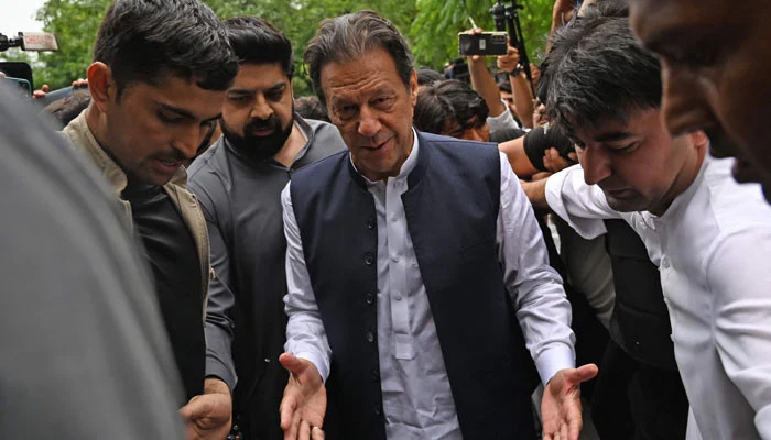 عمران خان نے تین مقدمات میں ضمانتی مچلکے جمع کرائے۔