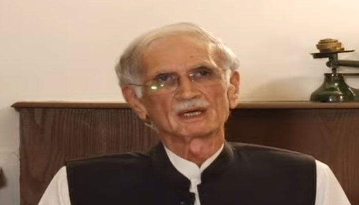پی ٹی آئی رہنما پرویز خٹک اسلام آباد میں ایک پریس کانفرنس سے خطاب کر رہے ہیں جس میں یکم جون، جمعرات کو ایک ویڈیو سے لیا گیا ہے۔  - یوٹیوب/جیو نیوز