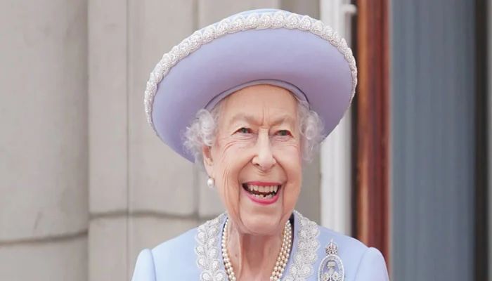 Queen Elizabeth made final balcony appearance after emotional call from Charles