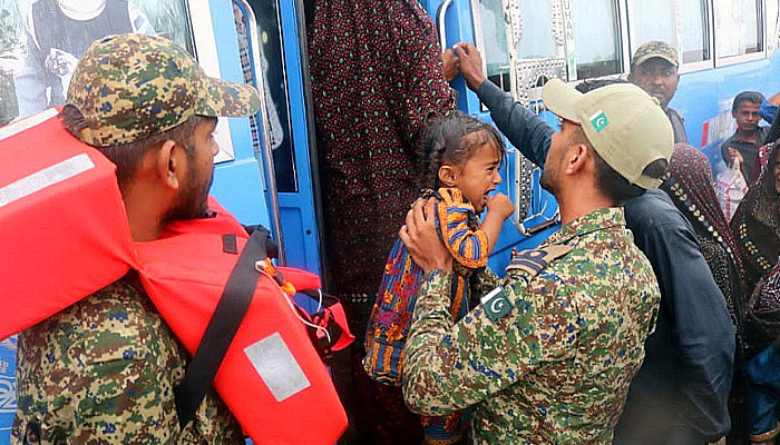Pakistan Navyy emergency response teams evacuating local populace from coastal areas. — Pakistan Navy