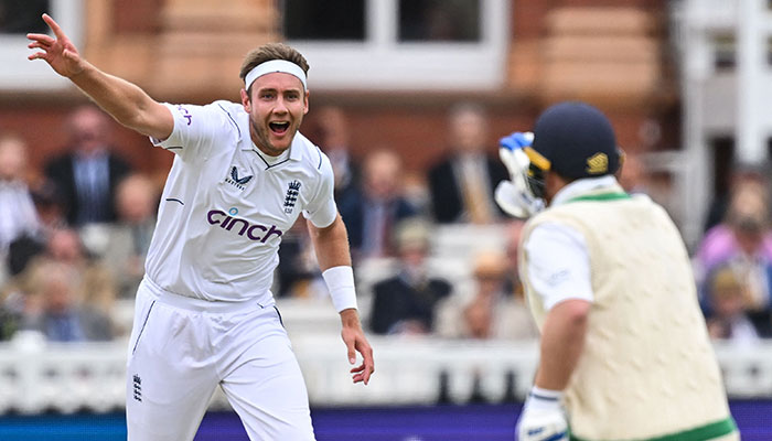 England´s Stuart Broad (L) celebrates after taking the wicket of Ireland´s Paul Stirling during day 1 of the Test match between England and Ireland at the Lord´s cricket ground in London, on June 1, 2023.—AFP