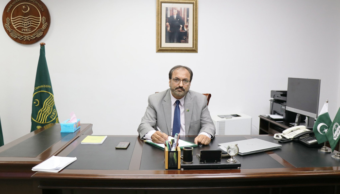پی ایچ ای سی ڈاکٹر شاہد منیر نے اپنے دفتر میں تصویر کھنچوائی۔  - PHEC ویب سائٹ