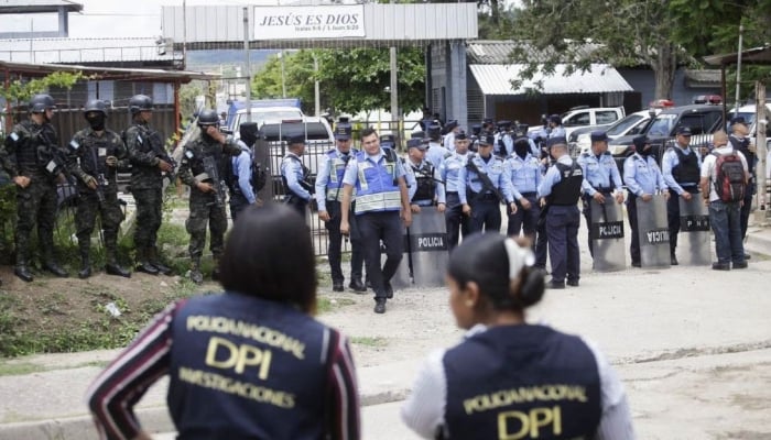 Security forces operate outside the Centro Femenino de Adaptacion Social (CEFAS) womens prison following a deadly riot in Tamara, on the outskirts of Tegucigalpa, Honduras, June 20, 2023. REUTERS