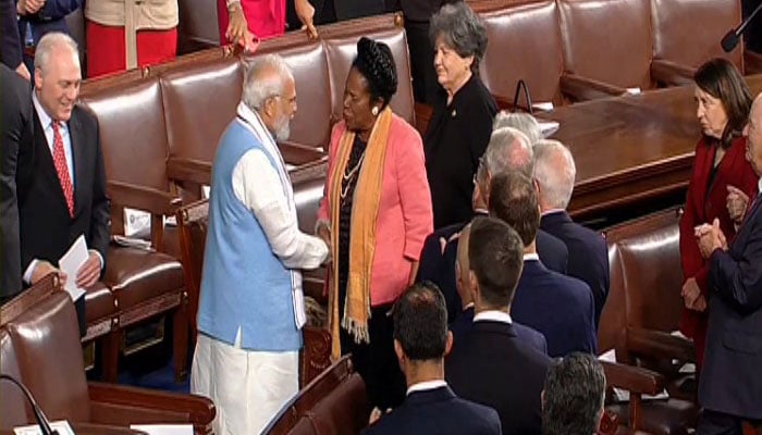 Chairperson of the US Congressional Pakistan Caucus Congresswoman Sheila Jackson welcomes Indian Prime Minister Narendra Modi to the House of Representatives