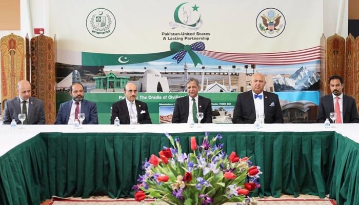 Federal Minister for Law and Justice Azam Nazeer Tarar ⁦(centre) during an interaction with members of the Pakistani community in the US at Embassy of Pakistan in Washington DC. — Twitter/@PakinUSA