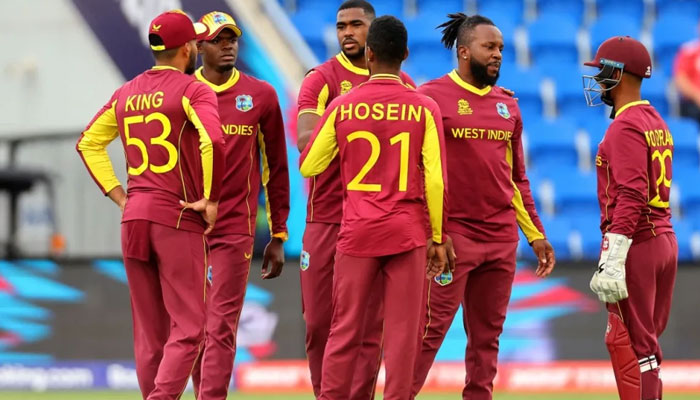 Dalam foto tak bertanggal ini terlihat para pemain West Indian sedang berdiskusi tentang suatu hal selama pertandingan.  —AFP/Berkas