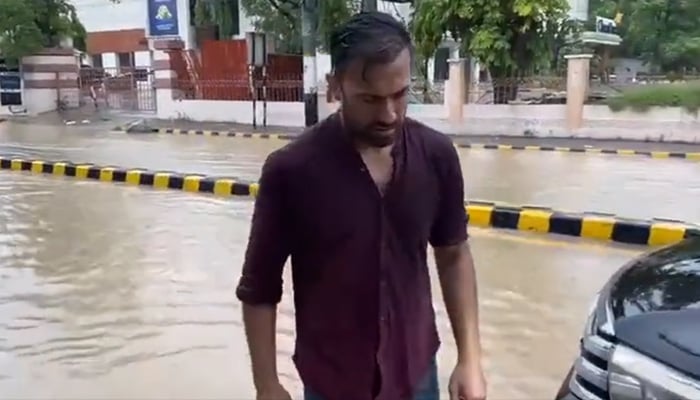 Adviser to Punjab interim Chief Minister on Sports and Youth Affairs Wahab Riaz visits different areas of Lahore after heavy rains. — Twitter/@Razaazaidi