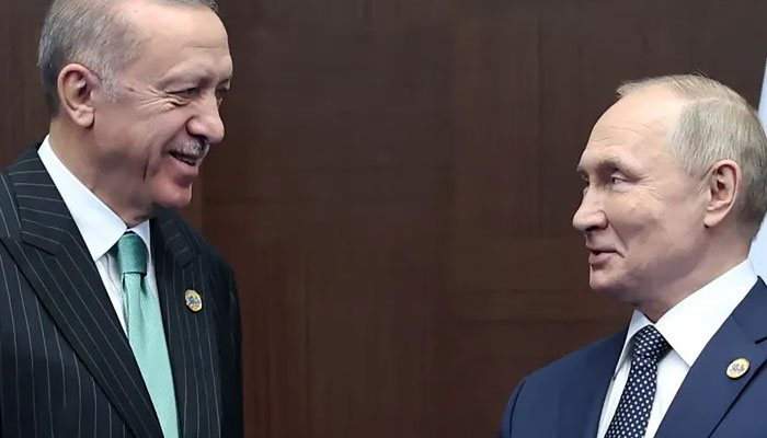 Russian President Vladimir Putin (Right) and Turkish President Recep Tayyip Erdoğan interact. AFP/File