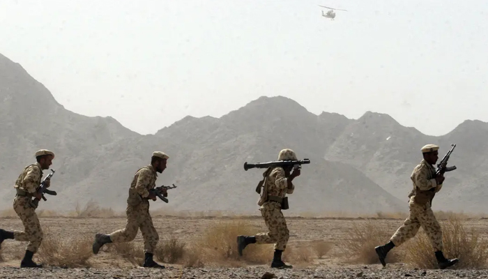 Iranian soldiers participate in military manoeuvres at Sistan-Baluchestan province, some 50 kms east of city of Zahedan near the Pakistani border, 19 August 2006. — AFP