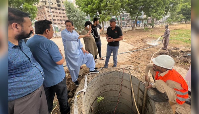 Karachi Mayor Murtaza Wahab oversees work on old well in the port city. — Twitter/@murtazawahab1