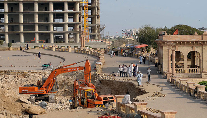 کراچی کے علاقے کلفٹن میں ہونے والی تعمیرات کا منظر۔  — اے ایف پی/فائل