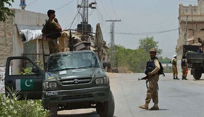 پاکستان آرمی کے اہلکار ایک علاقے میں گشت کرتے ہوئے نظر آ رہے ہیں۔  — اے ایف پی/فائل