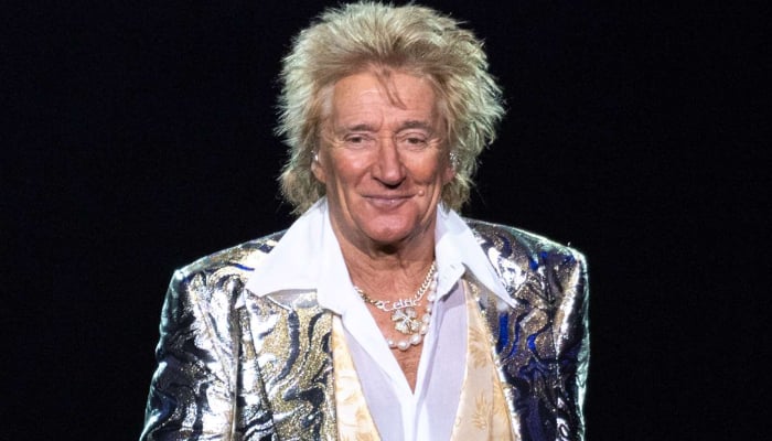 Rod Stewart surprises fans by inviting 94-year-old sister on stage during UK tour finale