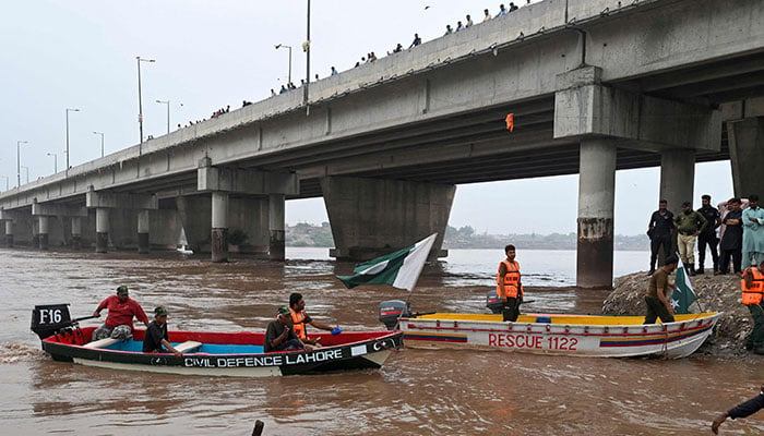 Pakistan´s civil defence rescue workers monitor the flood-affected river Ravi in Lahore on July 16, 2023. — AFP