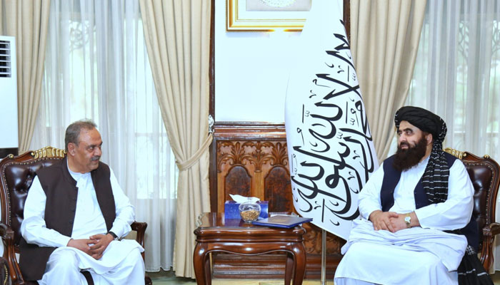 افغانستان کے عبوری وزیر خارجہ مولوی امیر خان متقی پاکستان کے نمائندہ خصوصی برائے افغانستان آصف درانی کے ساتھ۔  — Twitter/@QaharBalkhi