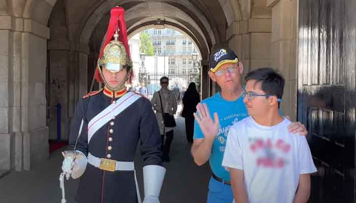 King Charles guards unexpected reaction to a young man goes viral