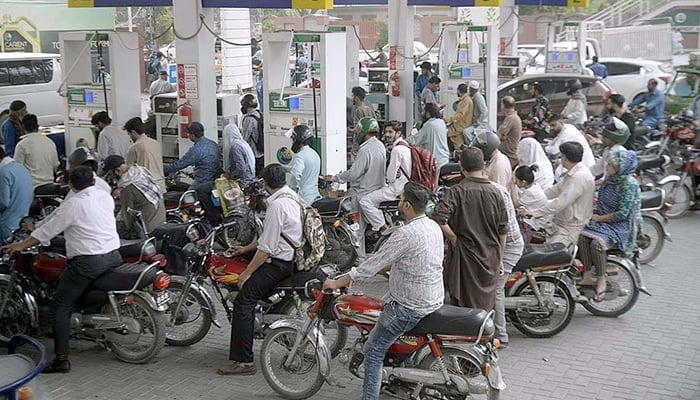 7 جون 2022 کو موٹر سائیکل مالکان کی ایک بڑی تعداد اسلام آباد کے ایک پٹرول پمپ پر قطار میں کھڑی ہے۔ - اے پی پی