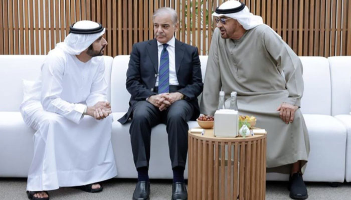 Prime Minister Shehbaz Sharif (center) with United Arab Emirates (UAE) President Sheikh Mohamed bin Zayed Al-Nahyan on July 28, 2023. — Twitter/@Marriyum_A