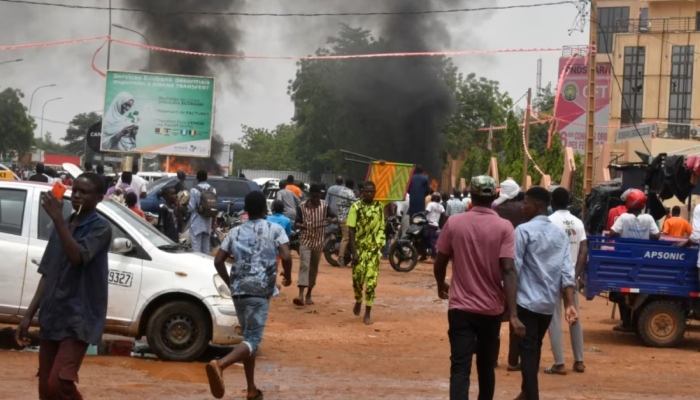 An image of supporters of the Nigerien defence and security forces attacking the headquarters of the Nigerien Party for Democracy and Socialism (PNDS), the party of overthrown President Mohamed Bazoum — AFP/File