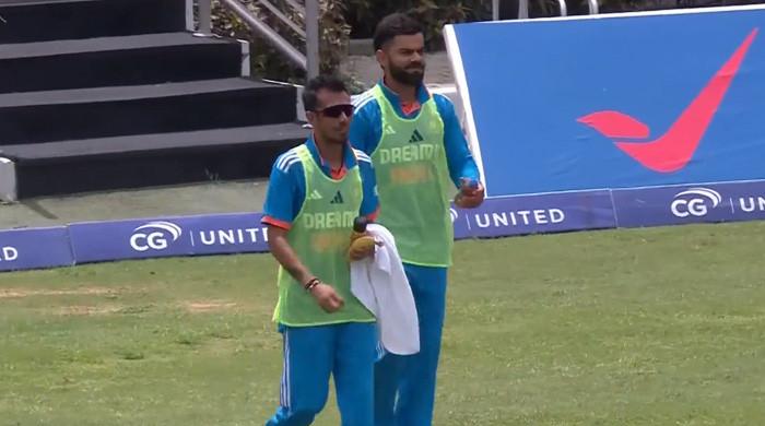 Watch Indias Former Skipper Virat Kohli Becomes Water Boy 1083