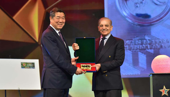 Prime Minister Shehbaz Sharif is presenting a memento of Rs100 coin to Chinese Vice Premier He Lifeng at a ceremony in Islamabad to celebrate 10th anniversary of the CPEC on July 31, 2023. — PID