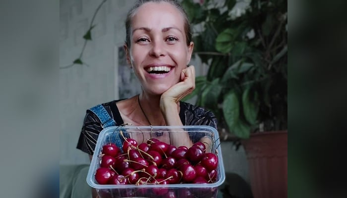 A Russian influencer and diet enthusiast Zhanna Samsonova can be seen pictured with berries on November 1, 2021. — Instagram/@rawveganfoodchef