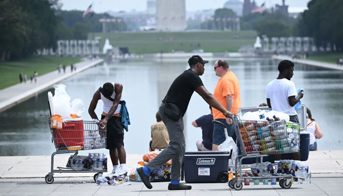 Vendors sell cold drinks near the Lincoln Memorial in Washington, DC, on July 27. AFP/File