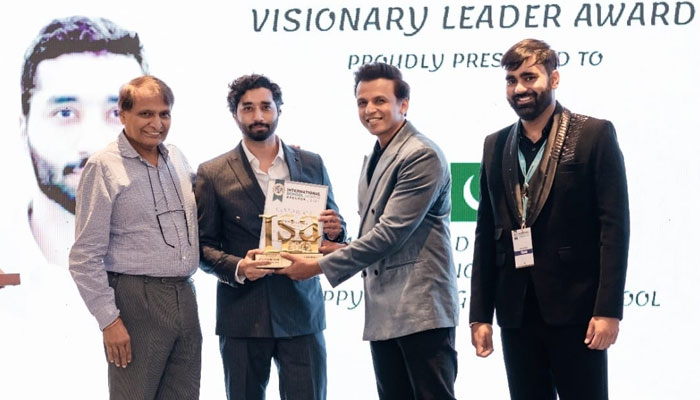 HPGS Managing Director Muhammad Athar Khan is receiving‘Visionary Leader Award’.