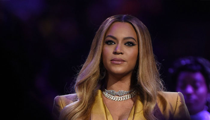 Beyoncé’s team get ‘handsy’ on stage: ‘Someone’s losing a job!’