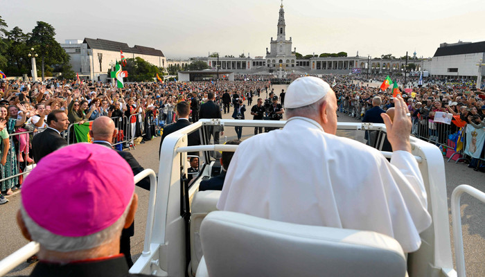 Thousands show up as Pope Francis holds service at Fatima’s shrine