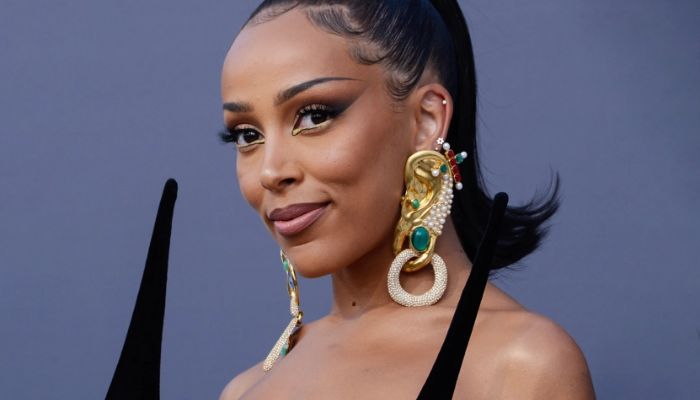 Doja Cat’s fans are left scratching their heads as she posts bizarre thirst trap