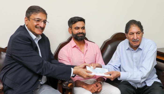 former Pakistan fast bowler Sarfraz Nawaz (right) with Zaka Ashraf, the head of the Management Committee (left), and ex-captain Mohammad Hafeez (centre) in Lahore, on August 7, 2023. — PCB