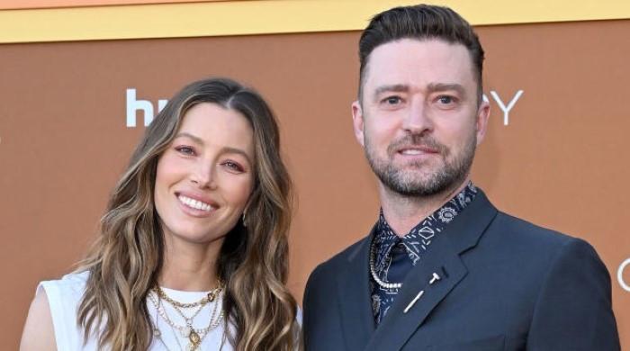 Justin Timberlake surprises Jessica Biel during Pilates ab session