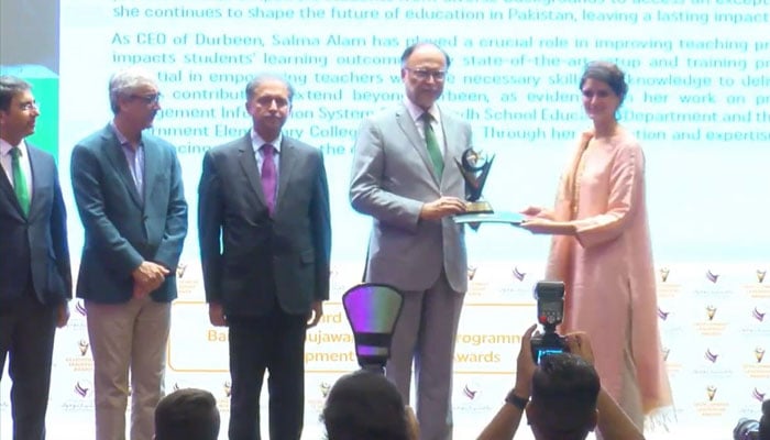 Federal Minister for Planning Ahsan Iqbal presenting the award to Durbeen CEO Salma Ahmed Alam.