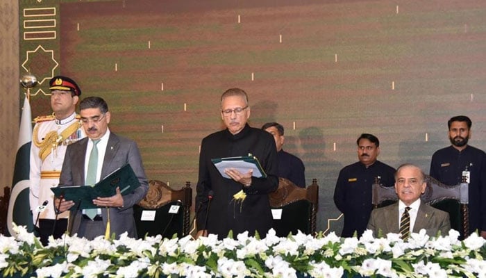 President Arif Alvi (right) administering oath to newly-appointed caretaker prime minister Anwaar-ul-Haq (left) in Islamabad, on August 14, 2023. — PID