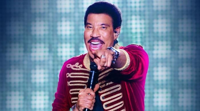 Lionel Richie apologizes live at rescheduled show after cancelling last ...