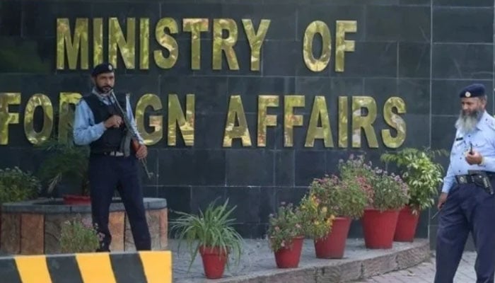 Two security personnel standing guard outside the Ministry of Foreign Affairs (MOFA) in Islamabad. — AFP/ File