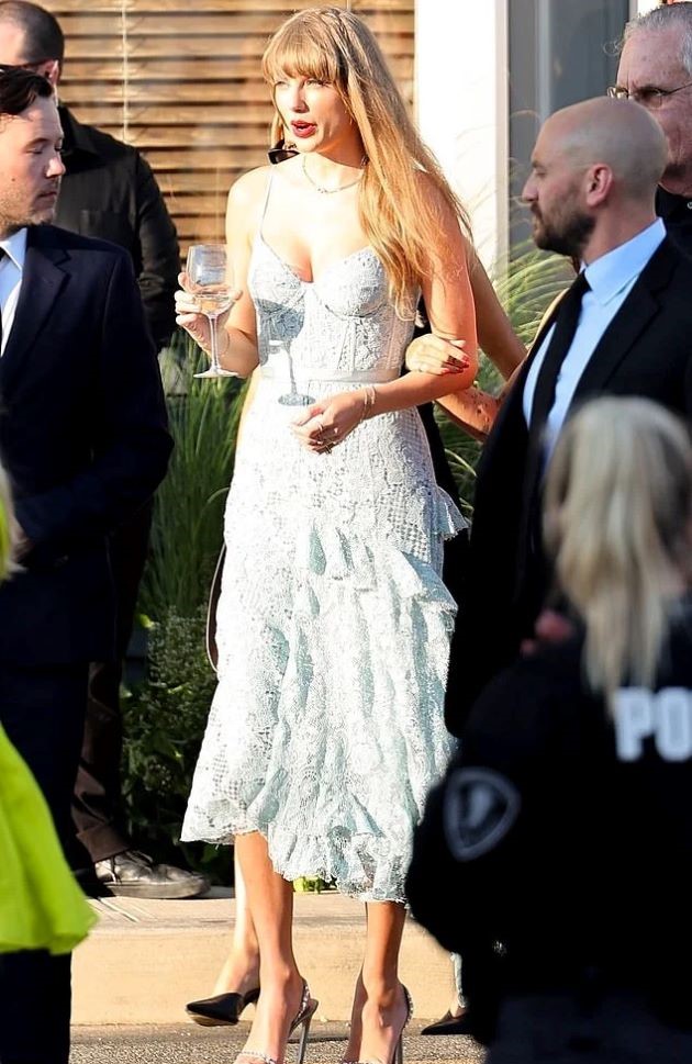 Taylor Swift shines at Jack Antonoff and Margaret Qualleys beach wedding