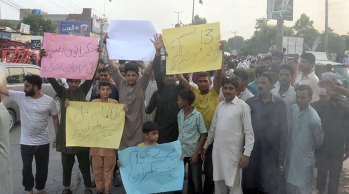 بجلی کے مہنگے بلوں پر احتجاج کے بعد وزیراعظم نے اجلاس طلب کر لیا۔