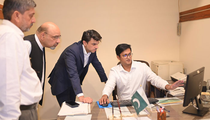 SAPM on Overseas Pakistanis and Human Resource Development Jawad Sohrab looking at the 24/7 Complaint Monitoring Cell at the Overseas Pakistanis Foundation (OPF). — PR