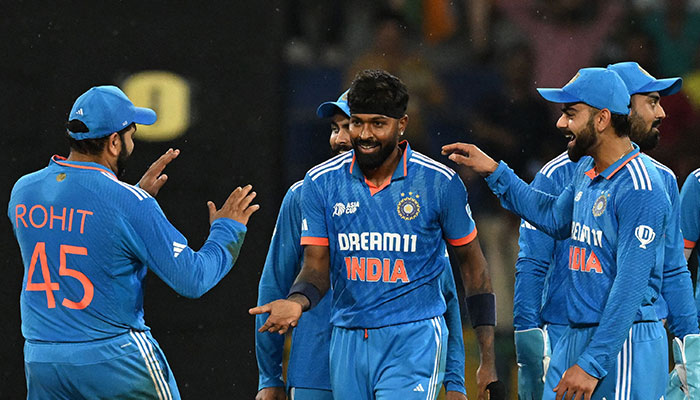 Indias Hardik Pandya (C) celebrates with teammates after taking the wicket of Pakistan´s captain Babar Azam (not pictured) during the Asia Cup 2023 super four one-day international (ODI) cricket match between India and Pakistan at the R. Premadasa Stadium in Colombo on September 11, 2023.