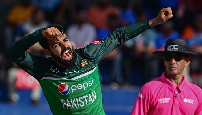 Shadab Khan (L) celebrates after taking the wicket of India´s captain Rohit Sharma (not pictured) during the Asia Cup 2023 super four one-day international (ODI) cricket match between India and Pakistan at the R. Premadasa Stadium in Colombo on September 10, 2023. —AFP
