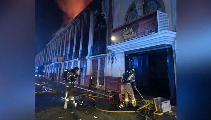 Thick smoke could be seen billowing from the roof of the building.—Twitter@SergioRamosRuiz