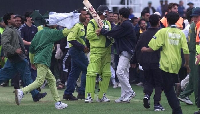 Pendukung Bangladesh menyerbu lapangan setelah negara mereka mengalahkan Pakistan di Piala Dunia 1999.  — AFP/Berkas