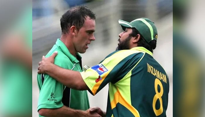 Kapten Pakistan Inzamam-ul-Haq (kanan) mengucapkan selamat kepada pemain Irlandia Trent Johnston atas kemenangan mengecewakan mereka melawan Kaos Hijau di Piala Dunia ICC pada 17 Maret 2007. — AFP