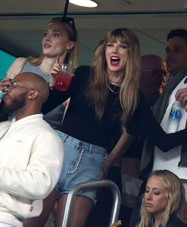 Taylor Swift & Celeb Friends Cheer on Travis Kelce at NFL Game