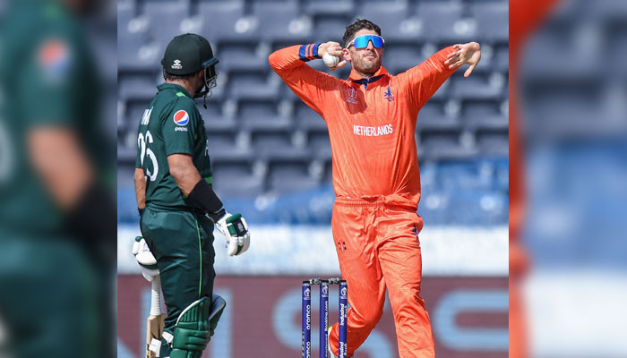 Netherlands´ Colin Ackermann (right) bowls during the World Cup 2023  ODI match between Pakistan and Netherlands at the Rajiv Gandhi International Stadium in Hyderabad on October 6, 2023. — AFP